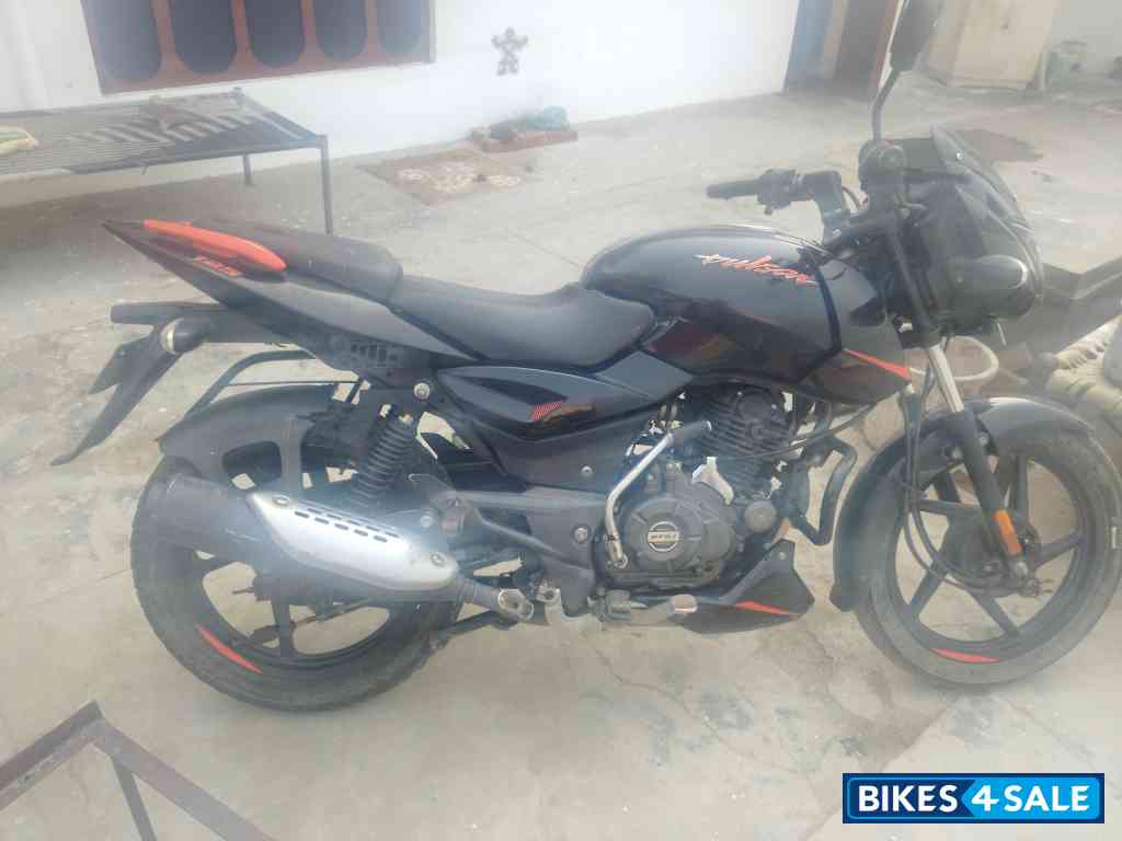 Orange Black Bajaj Pulsar 125 Split Seat Orange Black Bajaj Pulsar 125 Split Seat