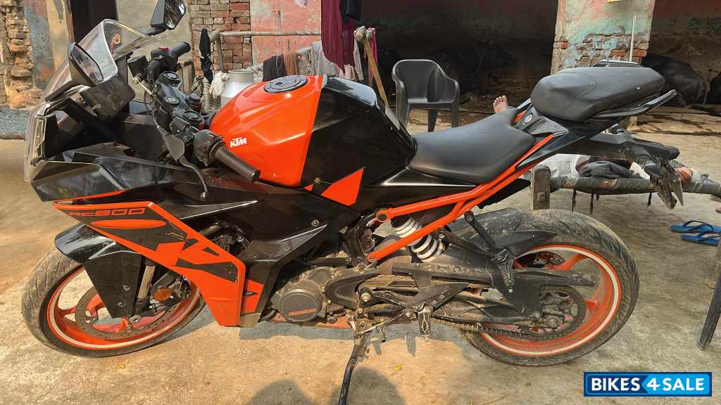 Ebony Black Met KTM RC 200 2022
