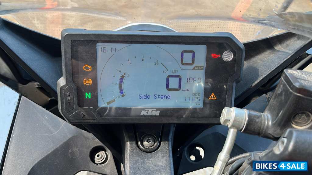 Ebony Black Met KTM RC 200 2022