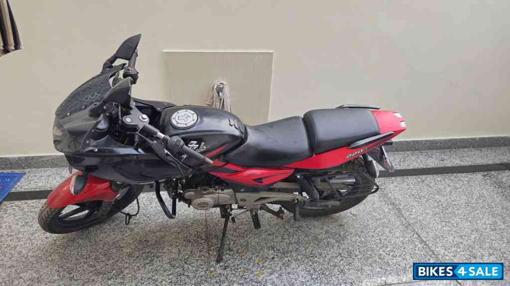 Cockt Wine Red Bajaj Pulsar 220F