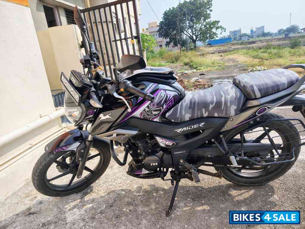 Black TVS Raider 125