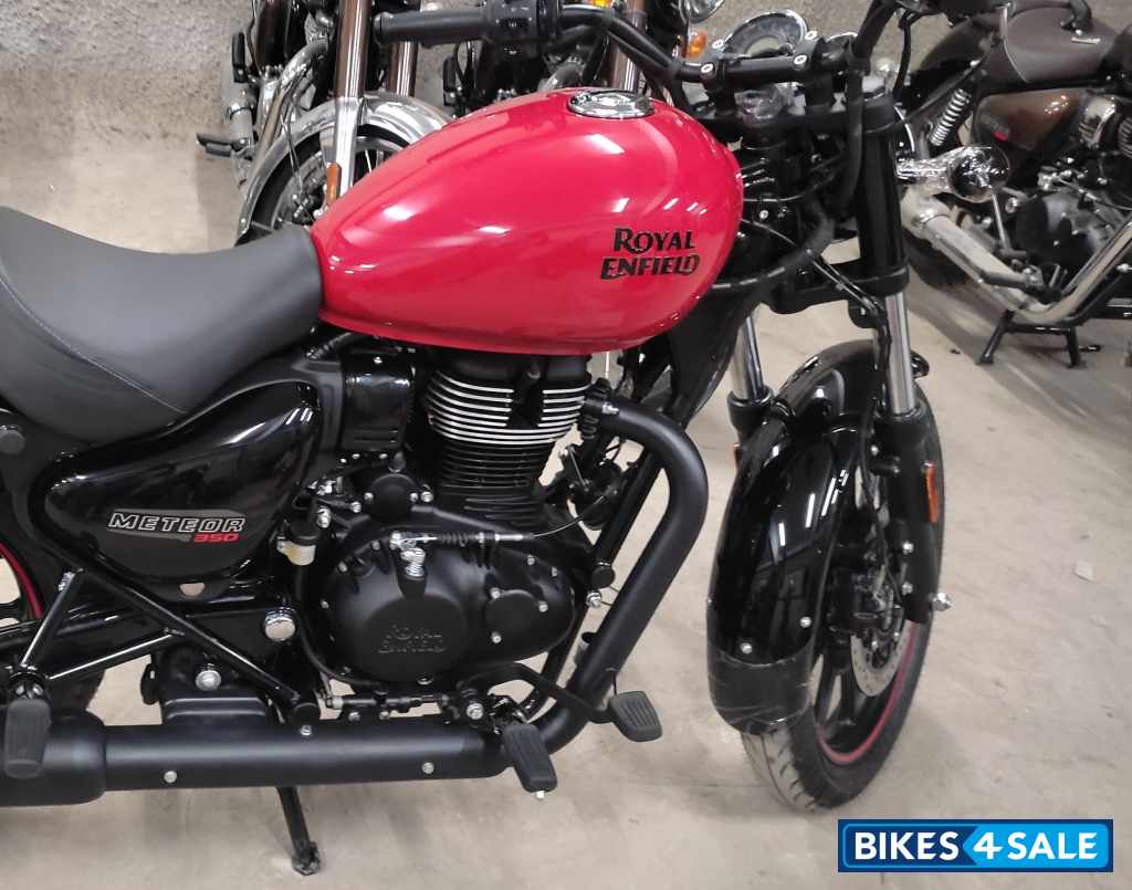 Red Royal Enfield 2022 Meteor 350