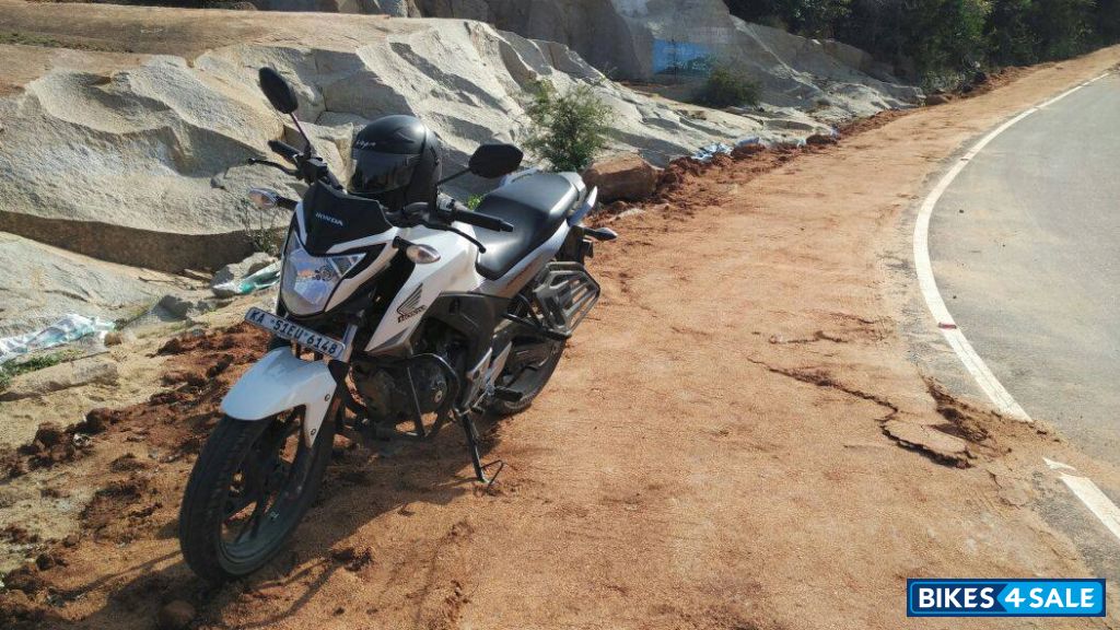 White Honda CB Hornet 160R White Honda CB Hornet 160R