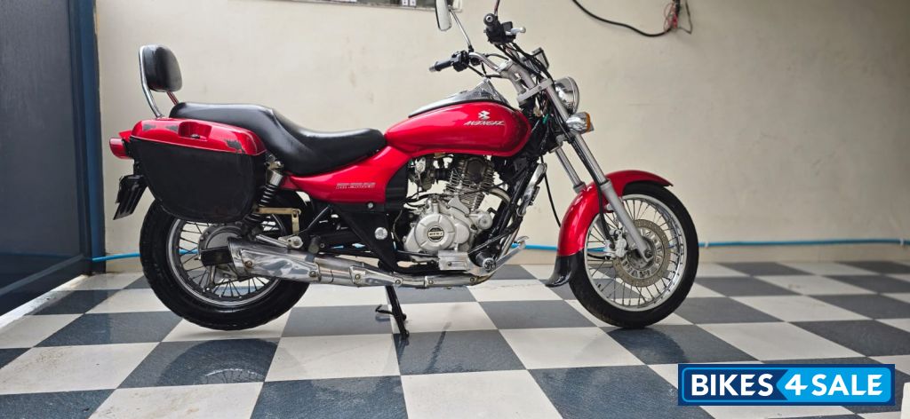 Red Bajaj Avenger 220 DTS-i