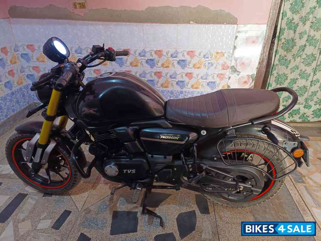 Black TVS Ronin SS