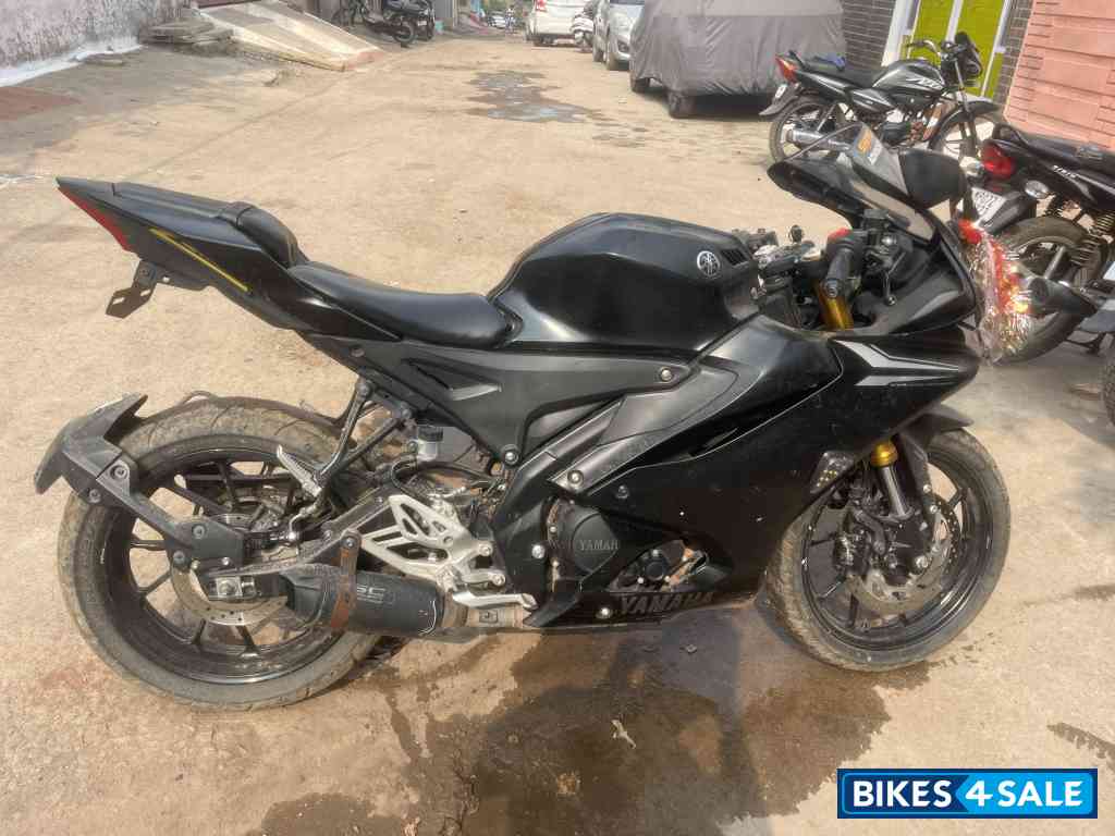 Dark Black Yamaha R15 V4