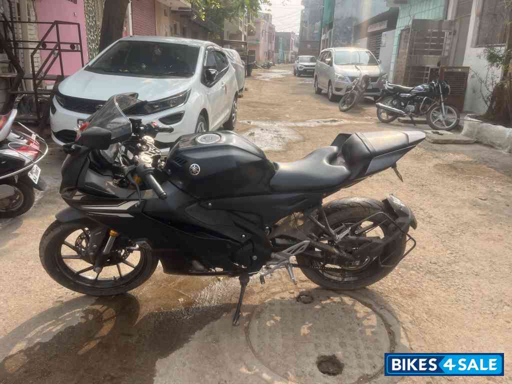 Dark Black Yamaha R15 V4