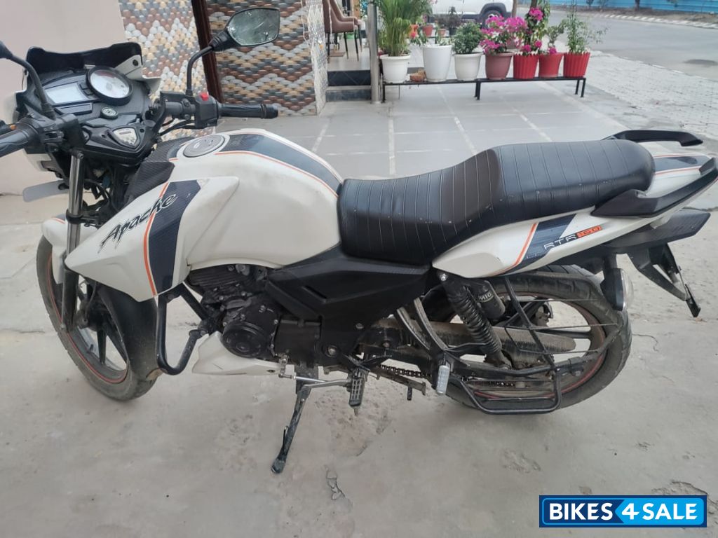 White TVS Apache RTR 160