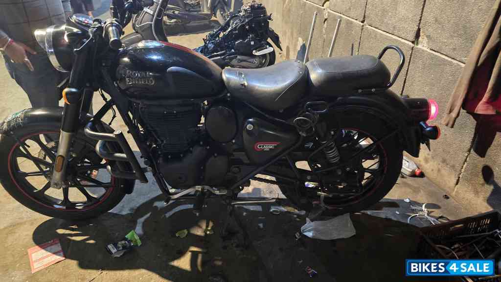 Black Royal Enfield Classic 350 Black Royal Enfield Classic 350