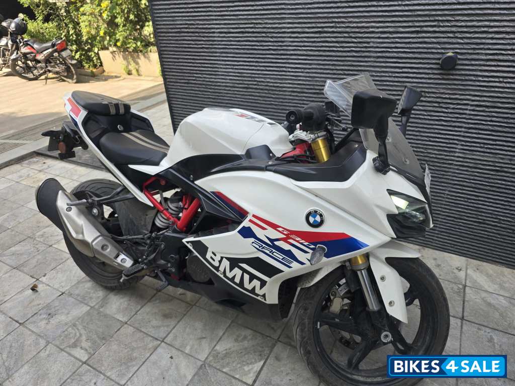 White BMW G 310 RR White BMW G 310 RR