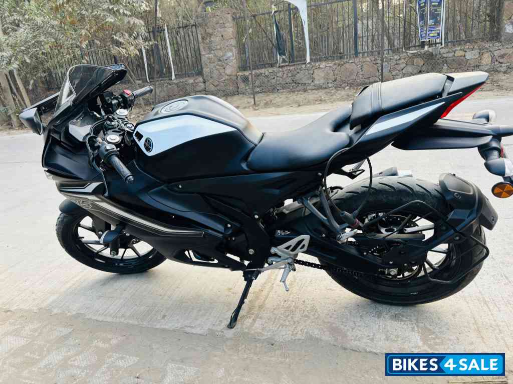 Black Yamaha R15 V4