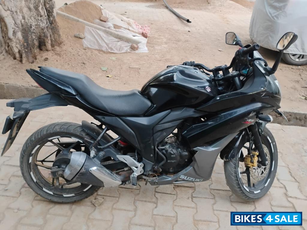 Black Suzuki Gixxer SF