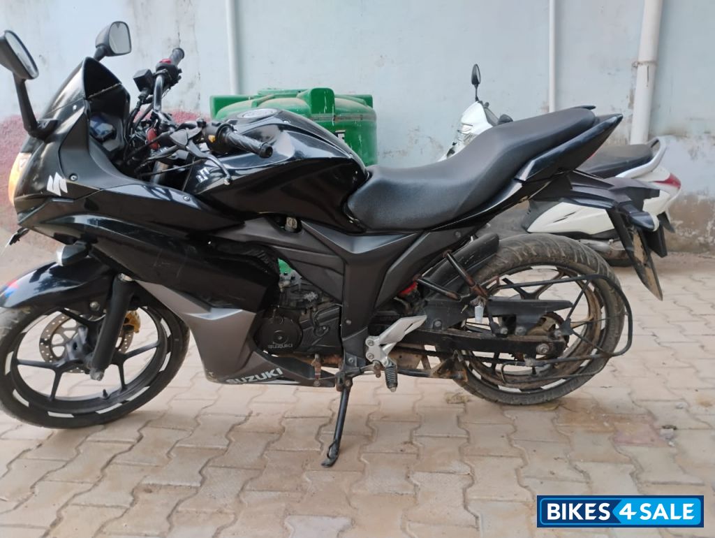 Black Suzuki Gixxer SF