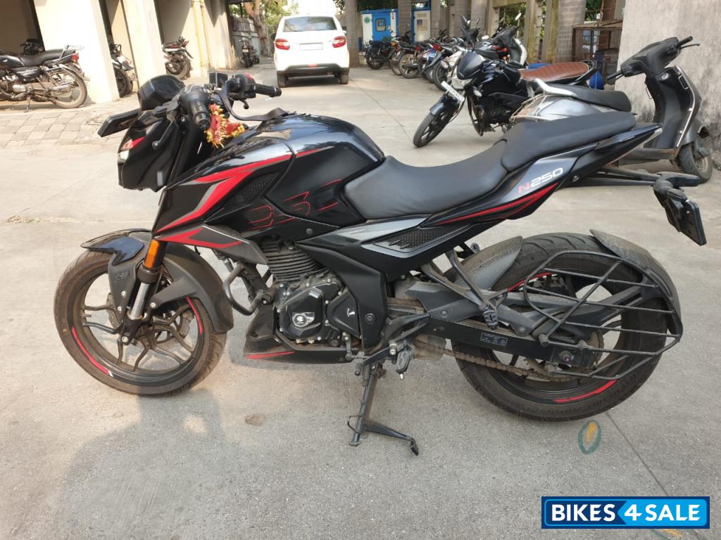 Black Bajaj Pulsar N250 2024