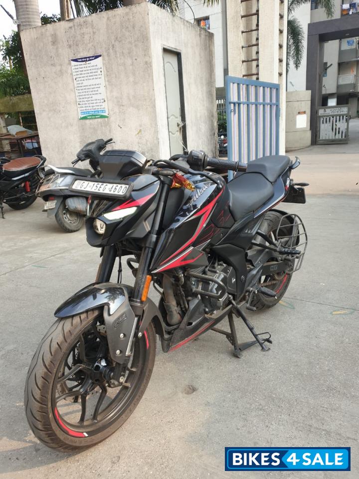 Black Bajaj Pulsar N250 2024