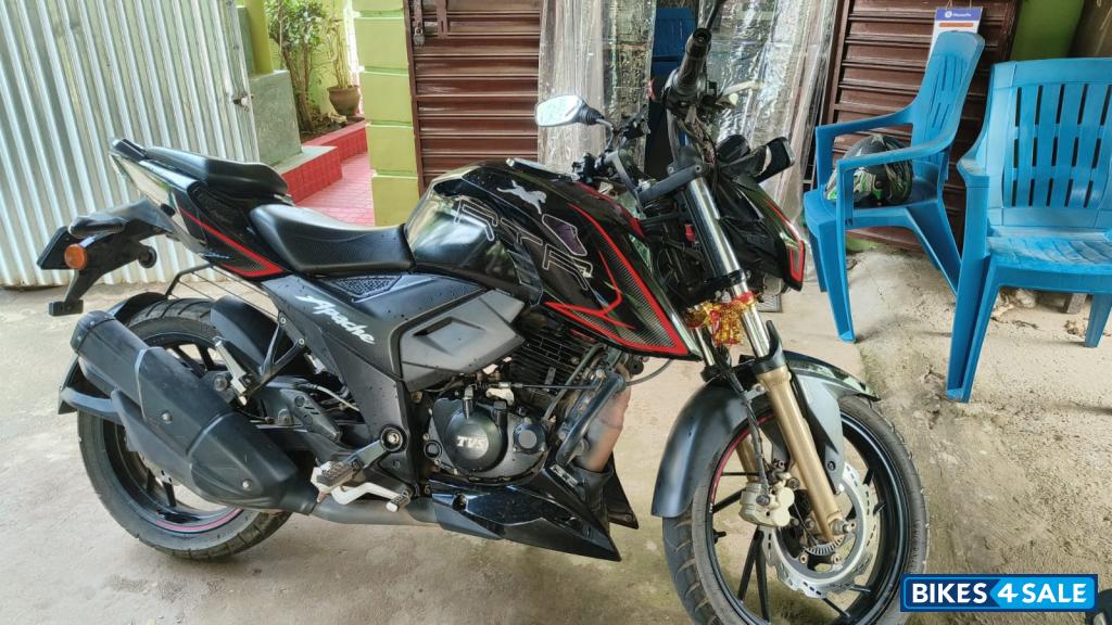 Black TVS Apache RTR 200 4V Black TVS Apache RTR 200 4V