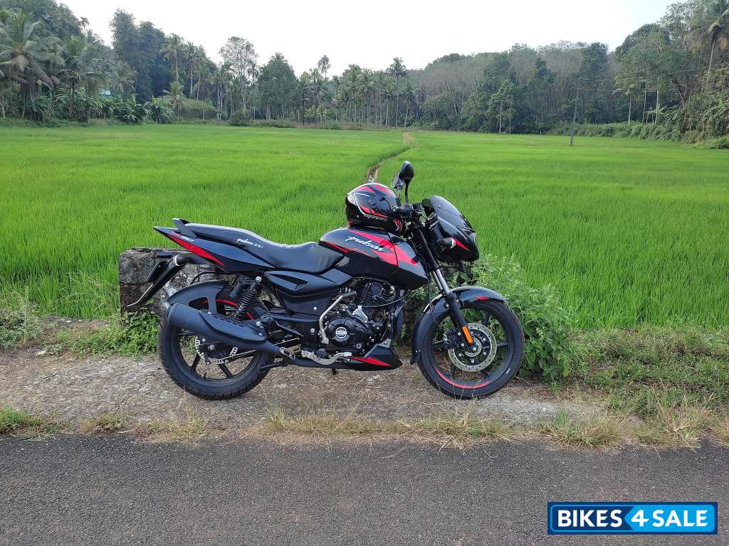 Sparkle Black Red Bajaj Pulsar P150 Single Disc Single Seat