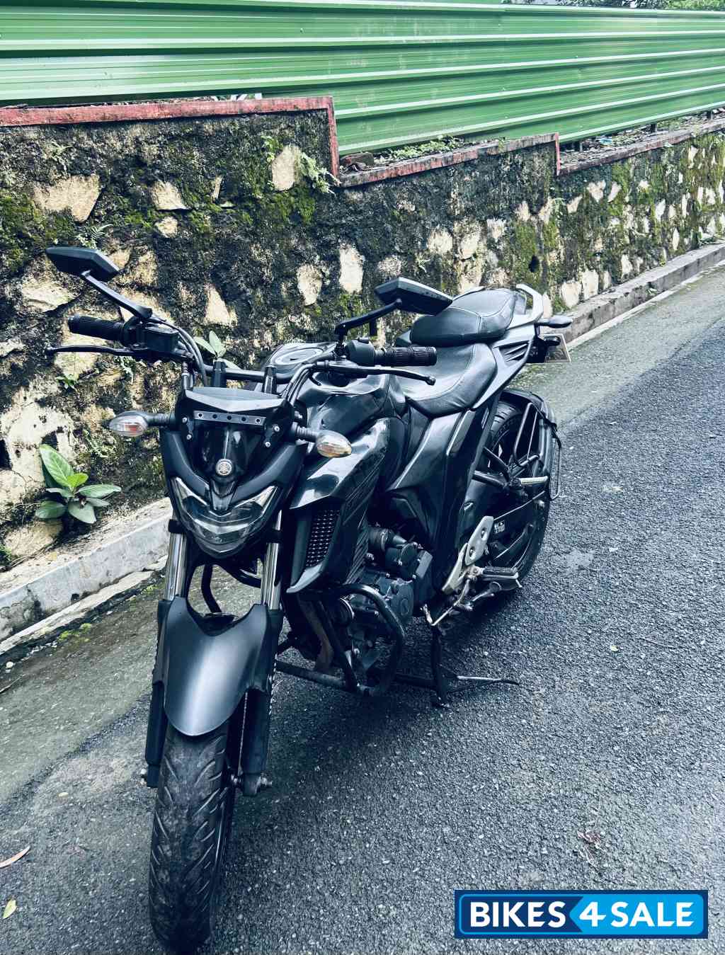 Black Yamaha FZ25