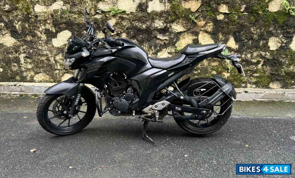 Black Yamaha FZ25
