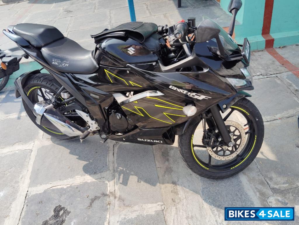 Black Suzuki Gixxer SF BS6