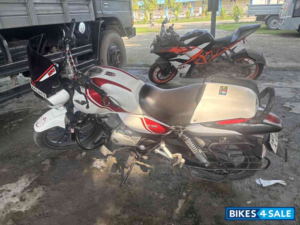 White&cherry Red Bajaj V15 White&cherry Red Bajaj V15
