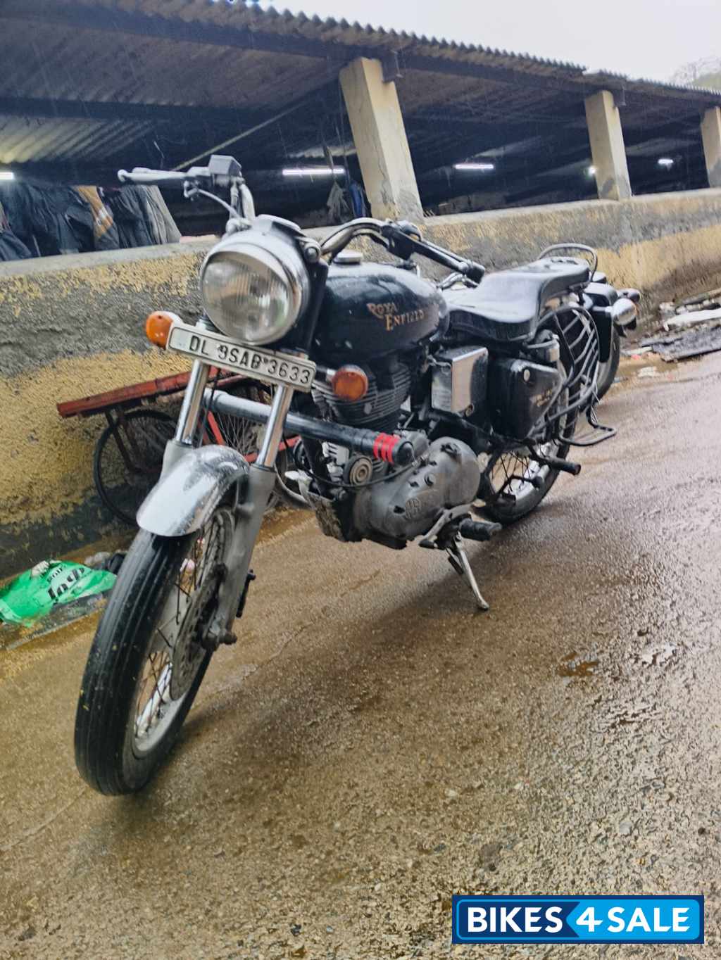 Black Royal Enfield Bullet 350 Twinspark