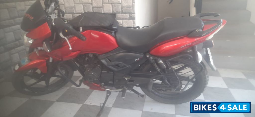 Red TVS Apache RTR 160