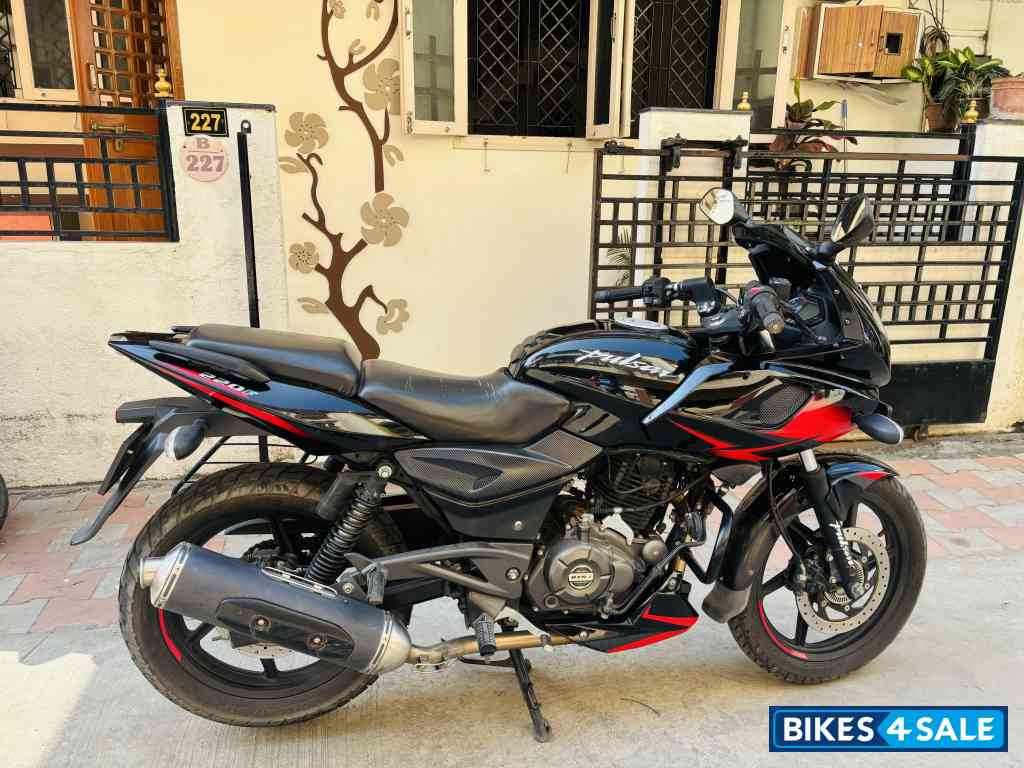 Bajaj Pulsar 220F