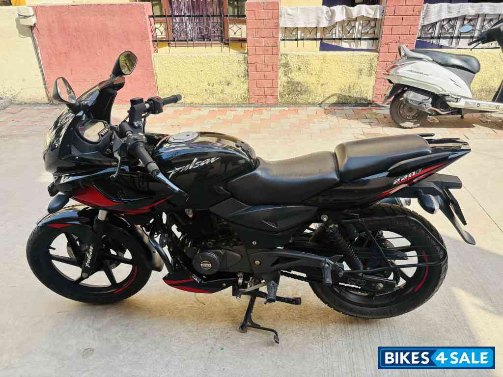 Bajaj Pulsar 220F