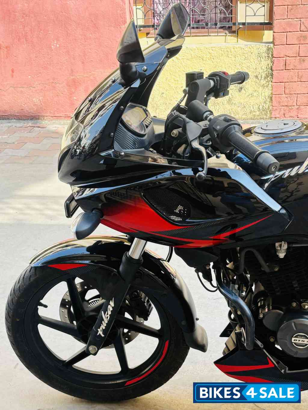 Bajaj Pulsar 220F