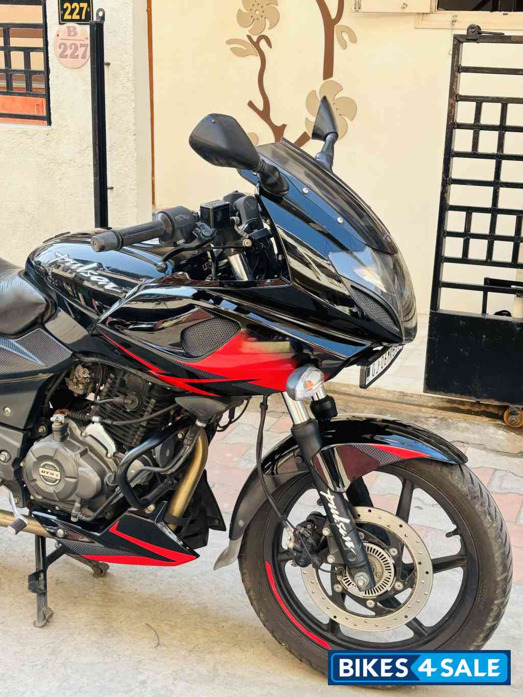 Bajaj Pulsar 220F