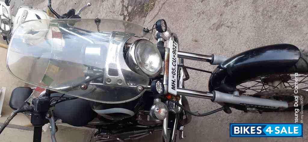 Black Bajaj Avenger Cruise 220