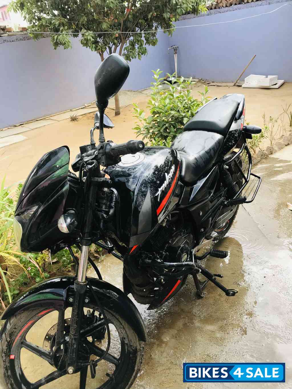 Black Bajaj Pulsar 125