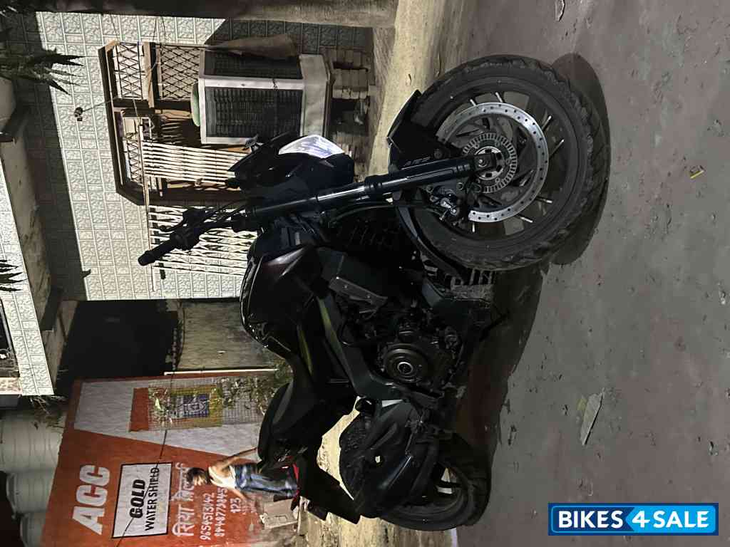 Maroon Colore Bajaj Dominar 400