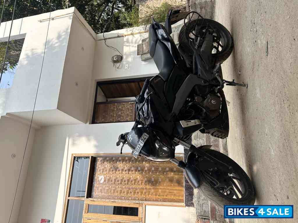 Maroon Colore Bajaj Dominar 400