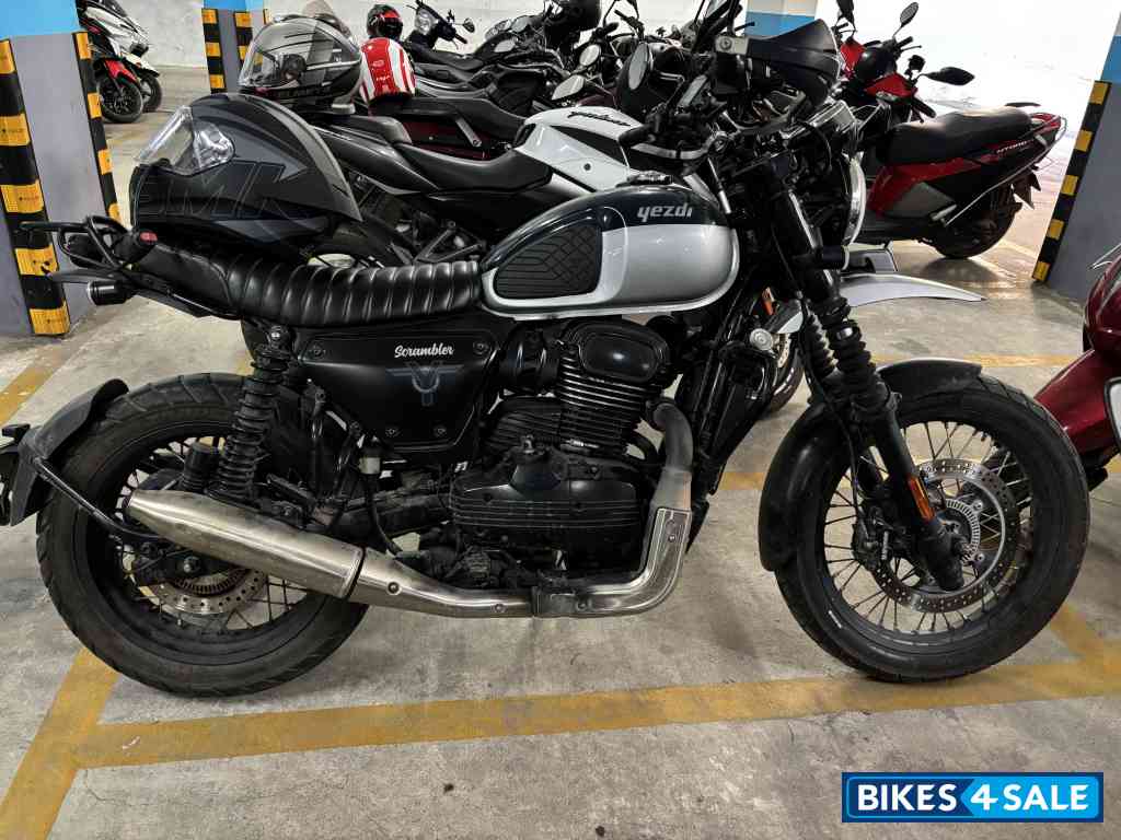 Yezdi Scrambler Dual Tone