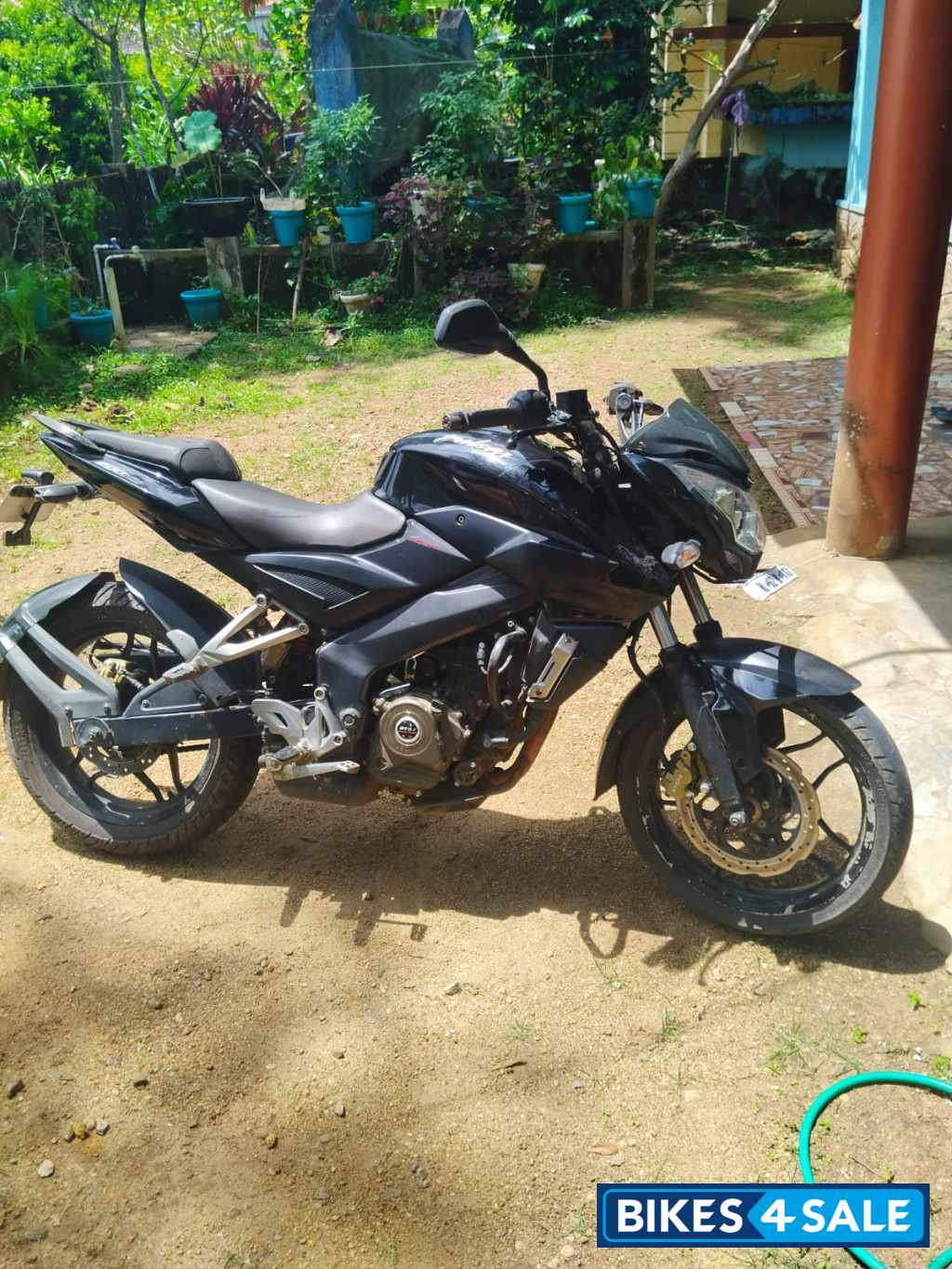 Black Bajaj Pulsar NS200