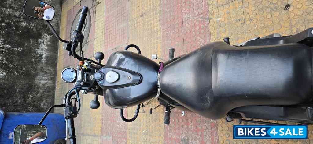 Black Bajaj Avenger 180 DTS-i