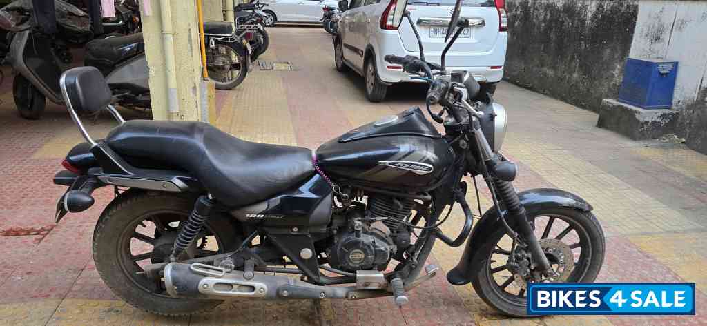 Black Bajaj Avenger 180 DTS-i