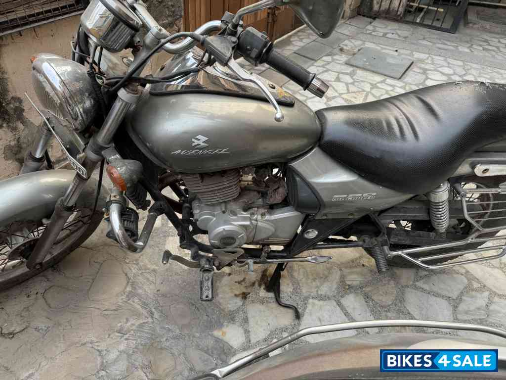 Bajaj Avenger 220 DTS-i