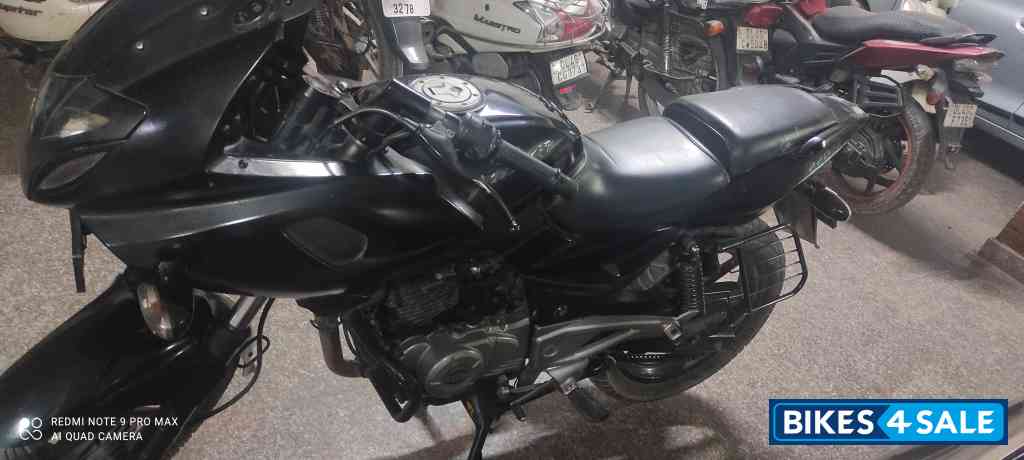 Black Bajaj Pulsar 220 DTSFi