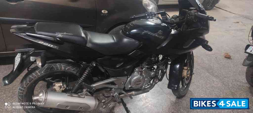 Black Bajaj Pulsar 220 DTSFi