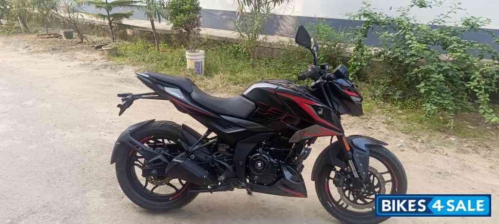 Black Bajaj Pulsar N250 2024 Black Bajaj Pulsar N250 2024