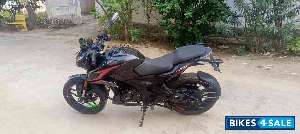 Black Bajaj Pulsar N250 2024 Black Bajaj Pulsar N250 2024