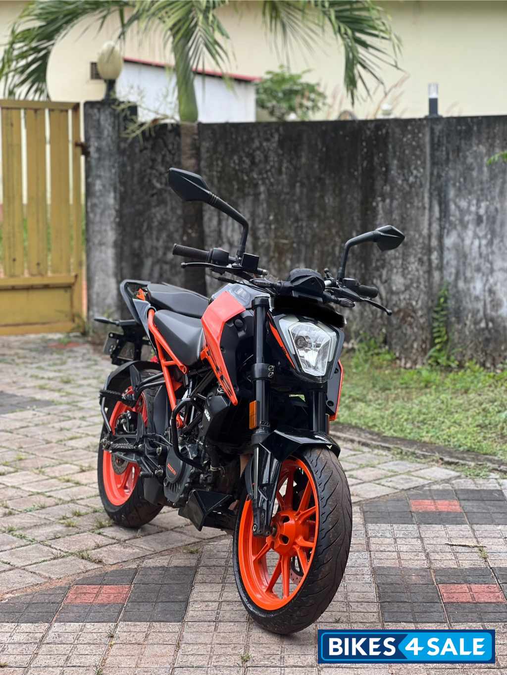 Orange KTM Duke 200 2020