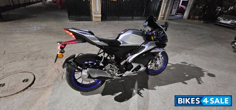 White Metallic Yamaha R15M