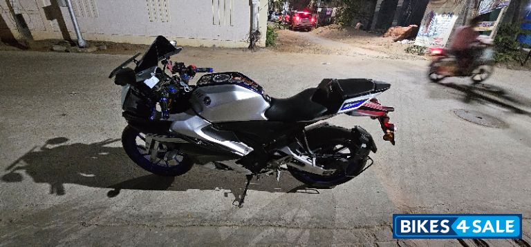 White Metallic Yamaha R15M