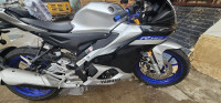 White Metallic Yamaha R15M