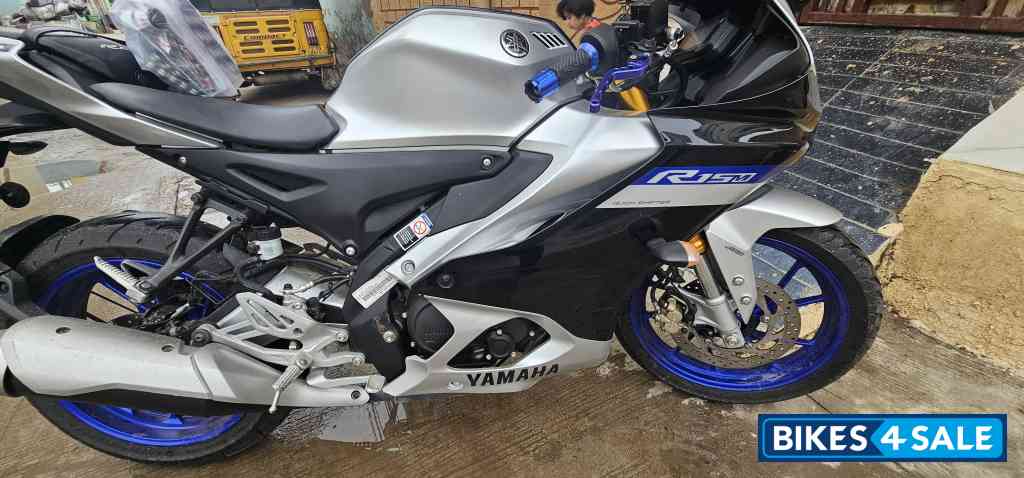 White Metallic Yamaha R15M