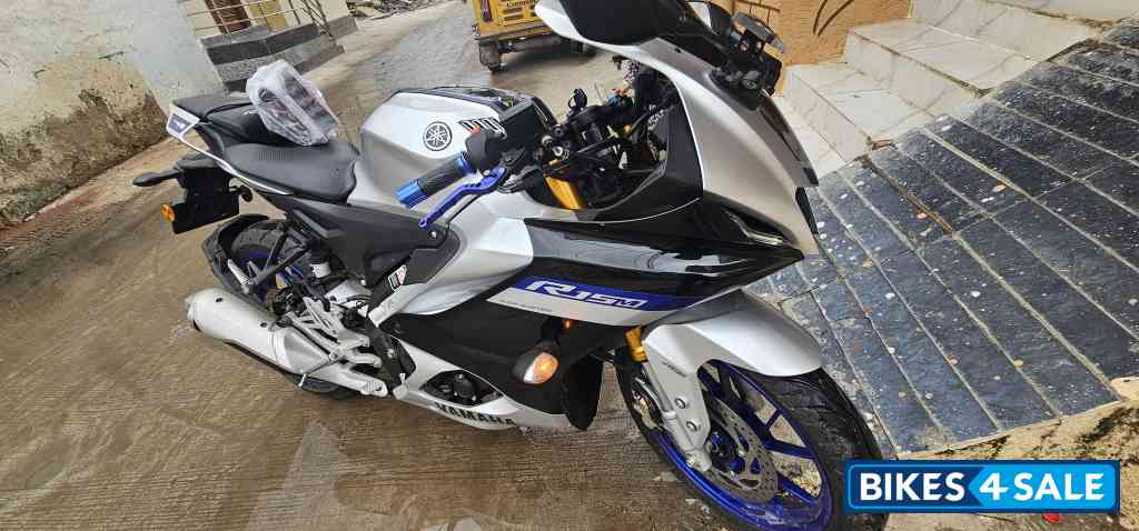 White Metallic Yamaha R15M